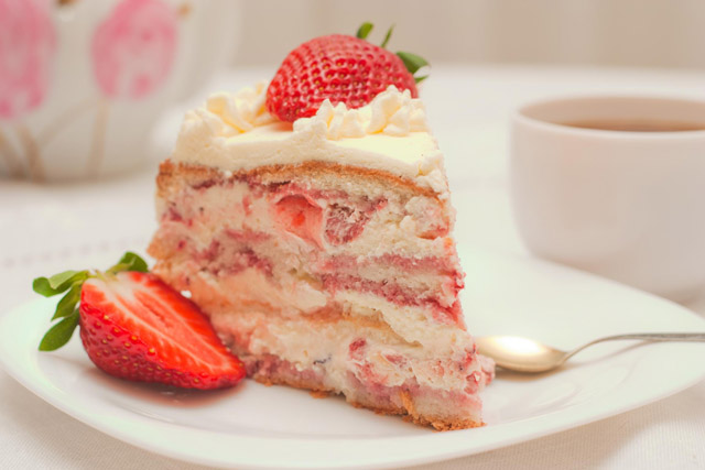 Торт с кремом и клубникой