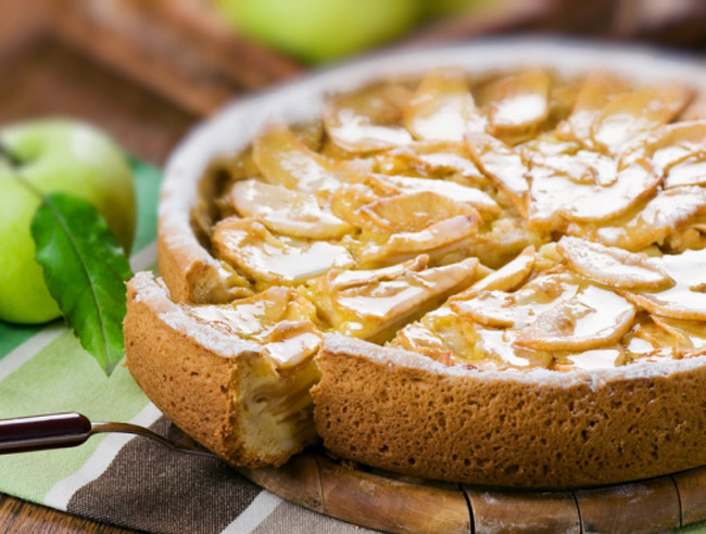 Шарлотка с яблоками: классический рецепт