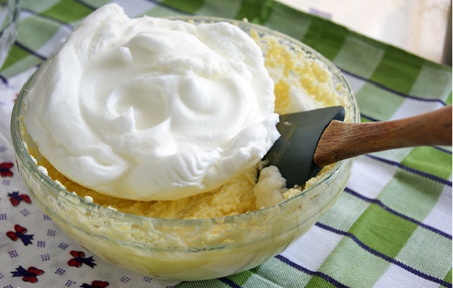 Шарлотка с яблоками: классический рецепт